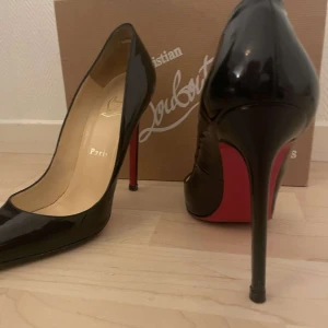 Svarta pumps från Christian Louboutin - Säljer ett par eleganta svarta pumps från Christian Louboutin i modellen Pigalle 120. Skorna är i lackat skinn med den ikoniska röda sulan och spetsig tå. Perfekta för en fest eller en utekväll. De är i mycket bra skick och kommer i originalkartong.