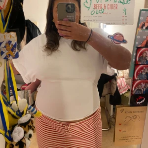 tröja från Nelly!🩷 - Säljer denna trendiga t-shirt i storlek L så fin och formar ens kropp perfekt🥰