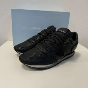 Philippe Model trainers - Philippe Model Trainers | Skick 8/10 (använda) | Size - 44 | Nypris 3400kr | Fraktar via PostNord eller InstaBox på köparens bekostnad | Hör av dig vid frågor eller funderingar // restock