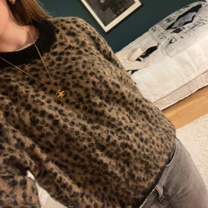 Leopardmönstrad tröja från & Other Stories - Säljer en snygg leopardmönstrad tröja från & Other Stories❤️