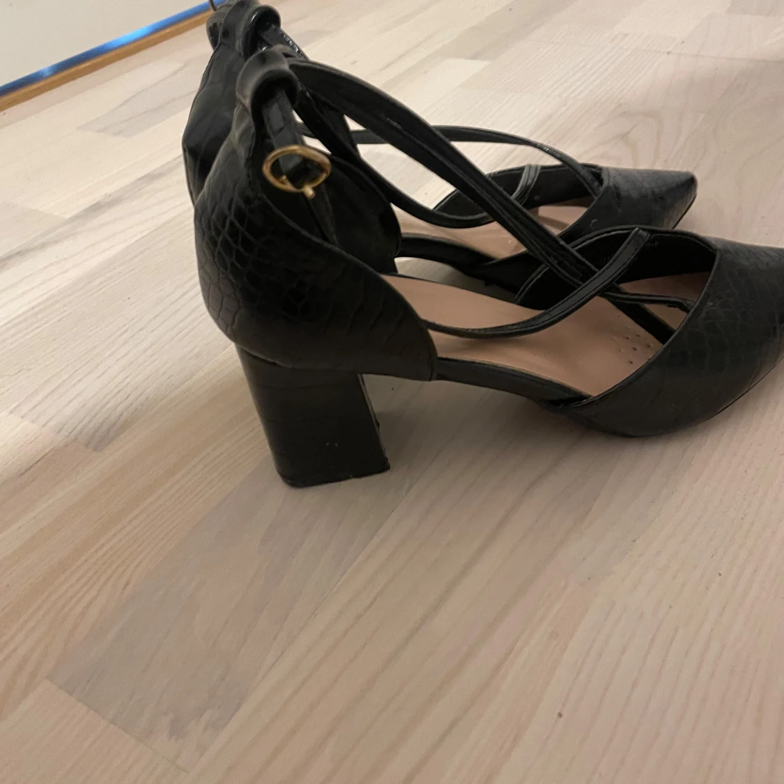 Svarta klackskor med remmar - 90
