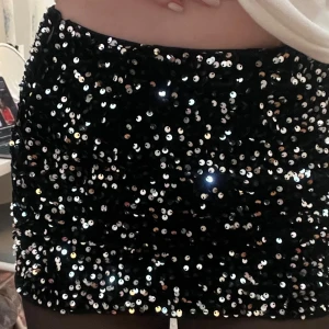 Paljettkjol mini skirt - Fin mini skirt med paljetter från shein! Har rullat upp den lite på bild 1, bild 2 visar hur lång den kan vara som längst!!💕