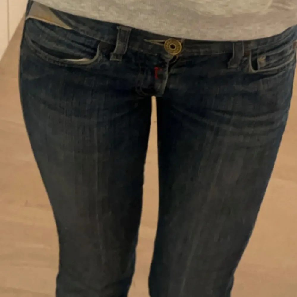 Säljer dessa Lågmidjade jeans från replay och dom är bootcut, hör av er vid frågor. Storlek: w25, l32. Jeans & Byxor.