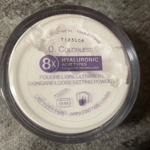 By Terry Hyaluronic Acid Setting Powder - Säljer ett By Terry löspuder med hyaluronsyra, perfekt för att sätta sminket och ge en matt finish. Färgen är 0. Colorless, vilket gör den idealisk för alla hudtoner. Tillverkad i Frankrike och innehåller 10g. Perfekt för att hålla sminket på plats hela dagen!