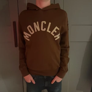 Brun hoodie från Moncler - Hej! Jag säljer en brun Moncler hoodie. Den är i bra skick, inga defekter. Nypris 6000kr.