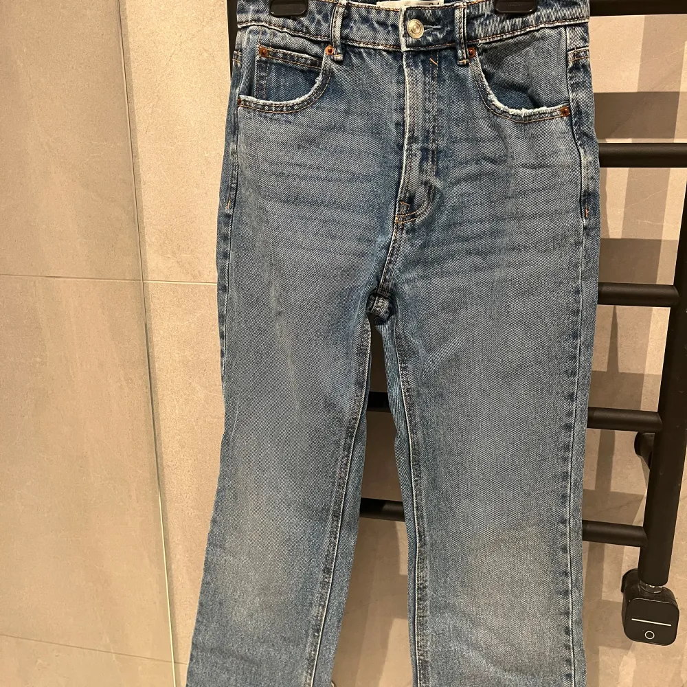 Säljer ett par klassiska blå jeans från Stradivarius i storlek 34. Superfin passform, raka men utsvängda nertill🙌🏼. Aldrig använda. Skriv för fler bilder!. Jeans & Byxor.