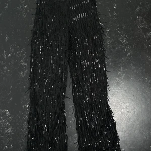 Svarta byxor med fransar & paljetter - Så snygga, perfekt till festligare tillfällen!✨🪩🖤 Innerbenslängd: 75cm Midjemått: 40cm