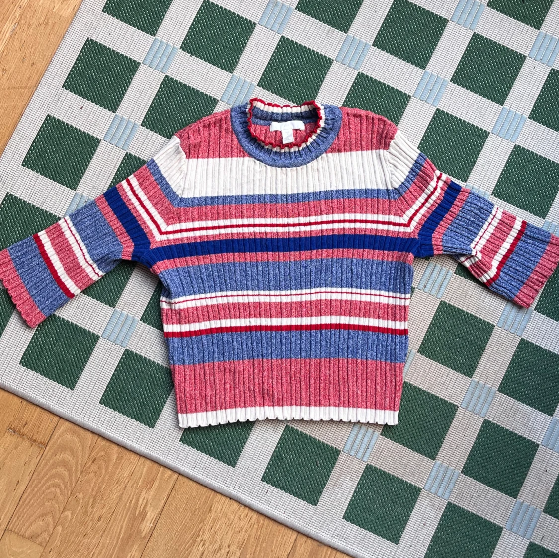 Randig stickad tröja i rött, blått och vitt - 90
