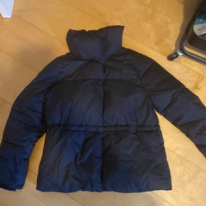 Svart vinterjacka  - Säljer min svarta vinter jacka då jag köpt en ny, den är i bra skick. 