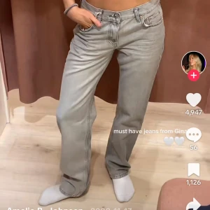  Gråa lågmidjade jeans  -  Gråa låg mina jeans från Gina Tricot, storlek 32 