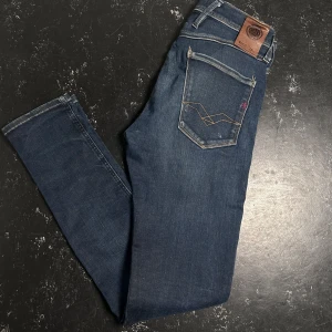  jeans från Replay - Snygga jeans, liten slitning vid skrevet - syns på bilden. Innerbenslängd: 80cm Midjemått: 38cm