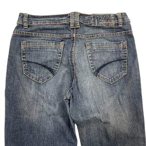 Ett par bootcut jeans. Jeansen är i fint skick med inga skador eller fläckar. Mått: Midja: 37 cm tvärs över, ytterbensmått: 104 cm, innerbensmått: 80 cm. Vid fler frågor tveka inte att kontakta oss!