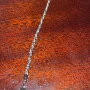 Silverfärgat armband äkta silver står 925  - Snyggt silverfärgat halsband med tvinnad design. Perfekt för att ge en elegant touch till din stil. Märkt med 925 för äkta silver.
