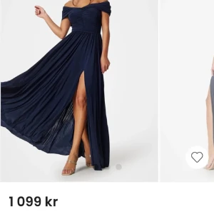 Mörkblå långklänning med slits - Elegant mörkblå långklänning med offshoulder-design och en stilfull slits framtill. Perfekt för festliga tillfällen. Klänningen har en smickrande passform och är tillverkad i ett mjukt och följsamt material.