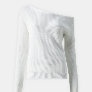 Vit stickad offshoulder-tröja - Jättefin stickad tröja från even&odd, använd 2-3 gånger så det är jättebra skick, inga defekter. Köpt för några månader sen, original pris 259kr. Hör av er för frågor eller funderingar! 💕