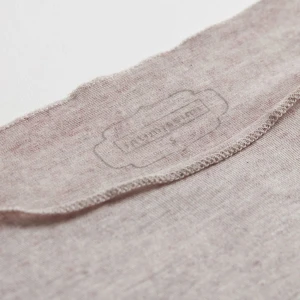 INTIMISSIMI Beige långärmad tröja  - Säljer en stilren och bekväm beige långärmad tröja från intimissimi. Perfekt för både vardag och lite finare tillfällen. Tröjan är i ett mjukt material som känns skönt mot huden. Passar bra till jeans eller kjol för en avslappnad look. Nypris: 499