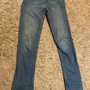 Blå jeans från Replay - Säljer ett par snygga blå jeans från Replay, modell Grover. De har en straight fit och är i suveränt skick. Knappt använda. Skriv för minsta lilla fundering 🙌