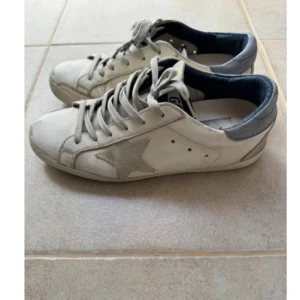 Golden goose skor  - Jättefina golden goose skor som är köpta på Vestiaire (de är äkta) säljer eftersom jag har ett par andra liknande skor💖💖 skriv för fler bilder 