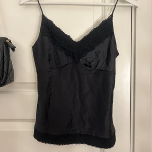 Ralph lauren linne! - Såååå skönt och gulligt linne ifrån Ralph lauren som inte säljs längre, inga defekter!💕💕