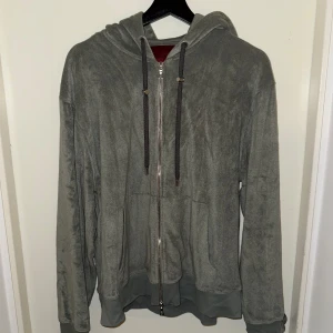 Grå hoodie från Limitato - Säljer en grå/mintgrön hoodie från Limitato i storlek L. Den är tillverkad av en mjuk blandning av bomull och polyester, med dragkedja framtill och justerbar huva. Perfekt för en avslappnad stil.