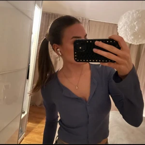 Blå ribbad kofta från Weekday - Säljer en skitsnygg blå ribbad kofta från Weekday. För söt och passar till vad som helst💗💝🌟