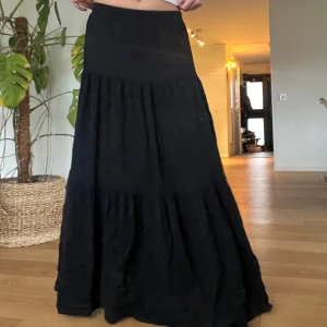 Svart långkjol - Svart lång kjol från zalando i storlek XS🖤 Säljer en likadan i vit!