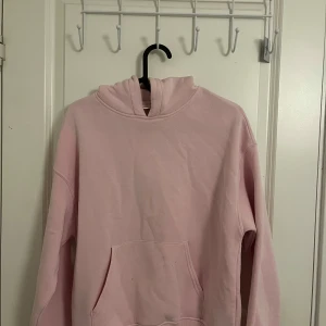 Rosa hoodie från Gina Tricot - Rosa hoodie från Gina Tricot i storlek XXS, dock har den några små fläckar på fickan som inte går bort, annars är den i bra skick och använd 1 gång. Original pris 360kr. Köparen står för frakt💘