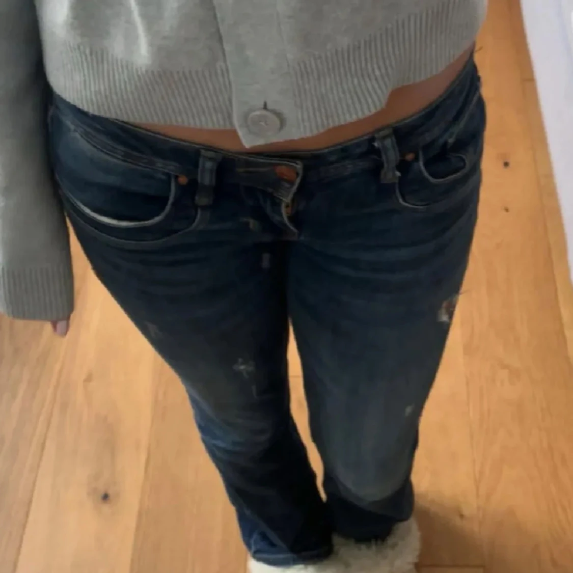 Blå jeans med slitningar - 90