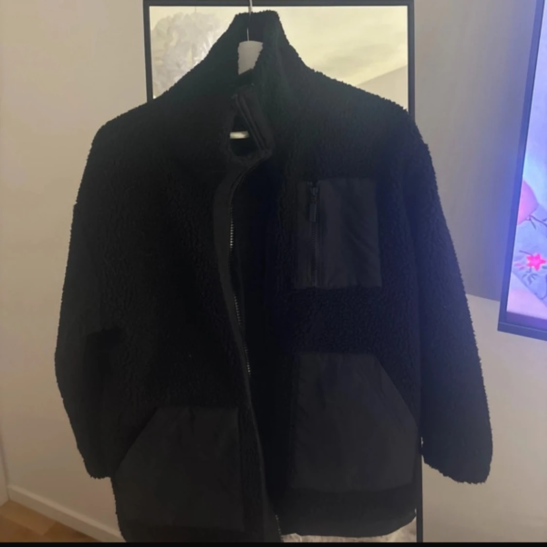 Svart teddyjacka med dragkedja