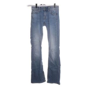 Blå jeans från Crocker - Snygga blå jeans från Crocker med en klassisk femficksdesign. De har en bootcut-stil och är perfekta för en avslappnad look. Jeansen har en lätt tvättad effekt som ger dem en cool vintagekänsla.