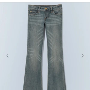 Weekday low waist bootcut jeans - Säljer dessa populära weekdayjeansen i färgen puddly Blue i nyskick i strl 27/32