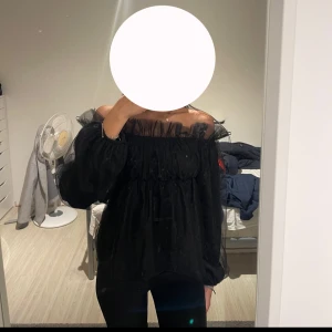 Off shoulder topp - Använd fåtal gånger - Perfekt till fest eller nyår - Som ny