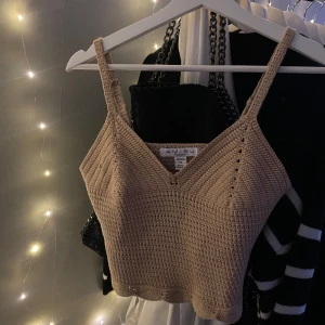 Stickad topp - Superfin beige stickad linnetopp från Amisu. Storlek xs, nypris 149kr🤍