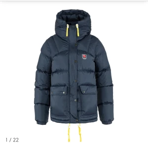 SÖKER. Mörkblå dunjacka från Fjällräven liten - SÖKER, i storlek xs, s