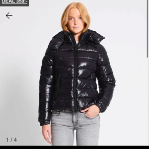 Lager 157 pufferjacka - Säljer denna populära svarta pufferjackan som e slutsåld. Den är helt ny med prislapp och oanvänd, fick hem den för 2 dagar sen. Beställde i två storlekar och säljer därför den mindre (: