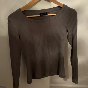  ribbad tröja  - Säljer en stilren grå ribbad tröja. Den har en klassisk rund hals och långa ärmar, perfekt för både vardag och lite kyligare dagar. Tröjan är i bra skick och passar till det mesta i garderoben. Perfekt för höst och vår!