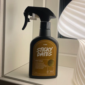 Sticky Dates Body Spray från Lush - Säljer Dates Body Spray från Lush. Endast testad. Säljer då doften inte föll mig i smaken.