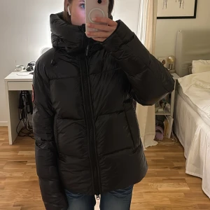 canada goose pufferjacka  - Då jag ska köpa ny till vintern så säljer förra årets jacka! Inga defekter och lappen finns kvar. 