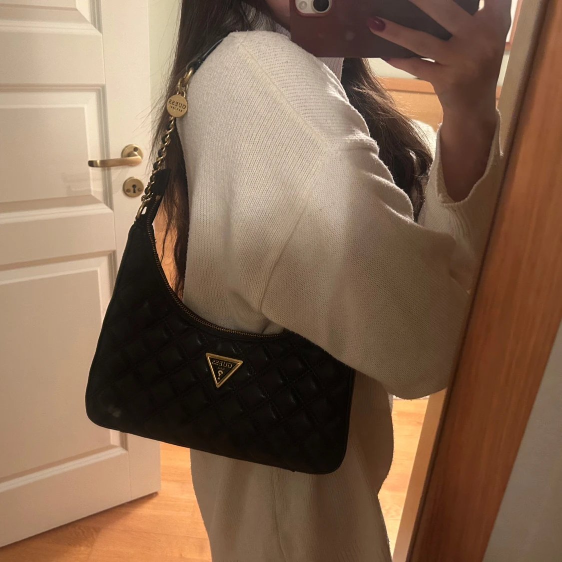 Svart axelväska från Guess - 1