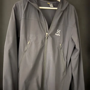 Svart vindjacka från Haglöfs - Säljer en svart vindjacka från Haglöfs i mycket bra skick 