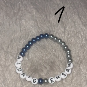 Pärlarmband med budskap - Tre olika armband med färgglada pärlor och budskap. Armband 1 har blå och grå pärlor med texten 'ALDRIG ENSAM'. Armband 2 har rosa och lila pärlor med texten 'FUCK CANCER'. Armband 3 har blå pärlor med texten '09 101 LINJEN'. Perfekta för att bära med stolthet och sprida viktiga budskap. Pris kommer privat. 50% av pengarna går till välgörenhet och cancer fonden 