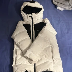 Vit dunjacka från Sail Racing - Säljer en snygg vit dunjacka från Sail Racing i storlek 150, den sitter väldigt stort i storleken så om du vill ha mer bilder är de ba komma privat, den har inga flaws förutom att den behöver en tvätt, priset är diskutabelt vid snabb affär💪🍾