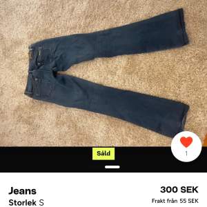 Säljer ett par klassiska blå jeans i storlek S. De har en bootcut-stil och är perfekta för en avslappnad look. Jeansen har fickor både fram och bak.