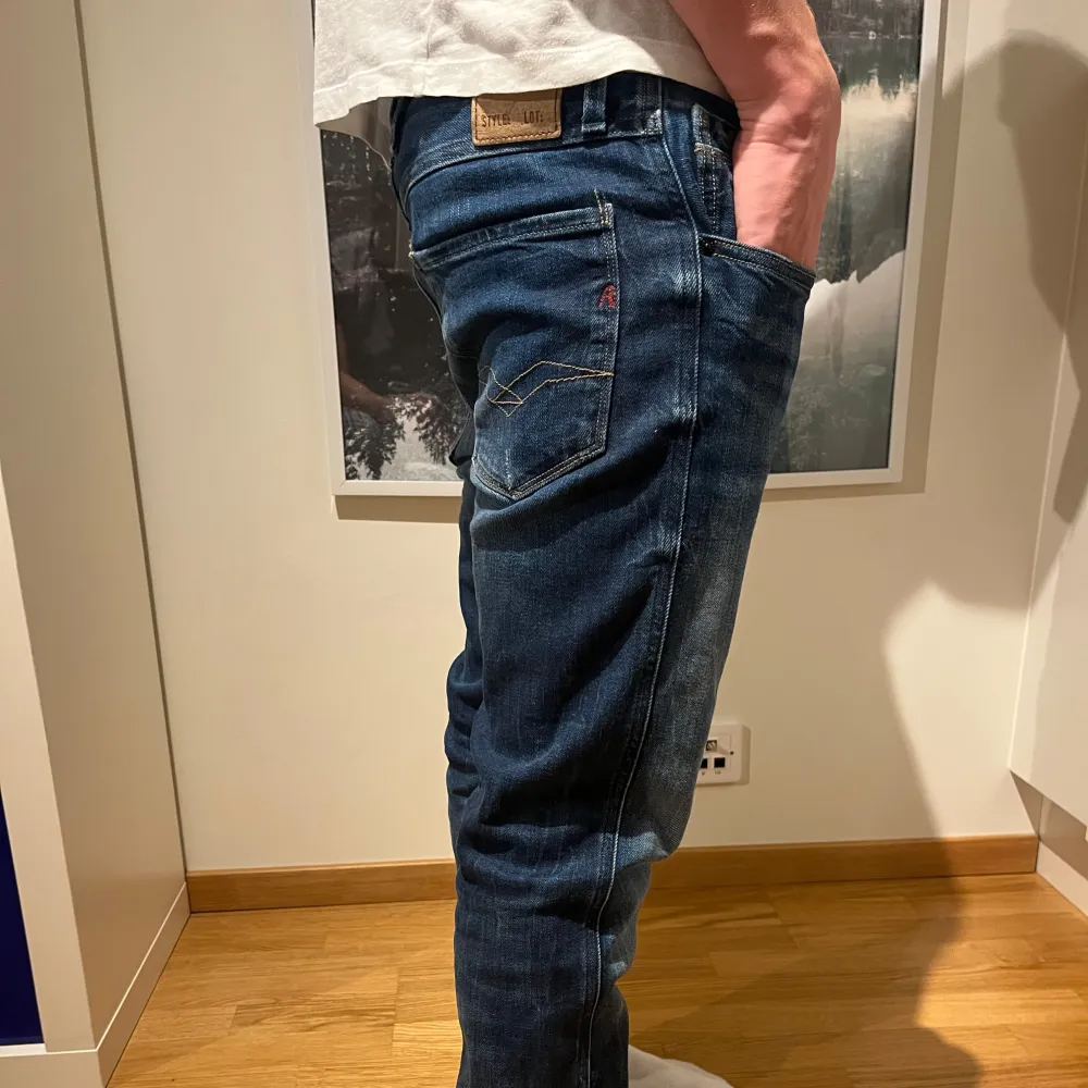 Hej! Vi säljer nu dessa feta Replay Anbass Jeans | väldigt fint skick inga defekter | passform slim fit vilket är väldigt trendigt | storlek 29/32 | modellen är 170cm och väger ca 59kg | perfekt nu till vintern om man vill vara stillig! | säljs nu för endast 399kr! | vid ytterligare funderingar hör av er!👍⭐️. Jeans & Byxor.