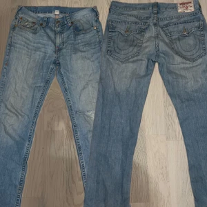 Ljusblå jeans från True Religion - Säljer ett par ljusblå jeans från True Religion med klassiska bakfickor och snygga detaljer. Jeansen har en straight passform och är tillverkade i denim. Perfekta för en avslappnad stil.
