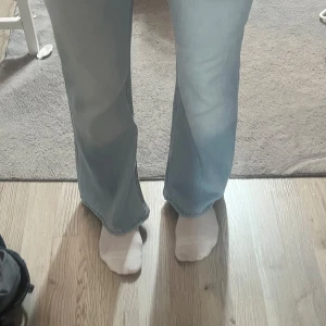 Ljusblå jeans från Lindex - Säljer ett par ljusblå jeans från barnavdelningen Lindex i storlek 152. Bootcut med lågmidjad. Några pigment fläckar på jeansen men inget som är så himla störigt 