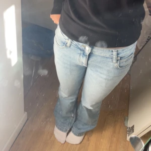 Lee jeans - Hej! Säljer nu mina låg midjade lee jeans då dom tyvärr blivit för stora. Super fint skick! Skriv om du har några frågor.❤️ Nypris 1199 säljer för nästan halva priset 