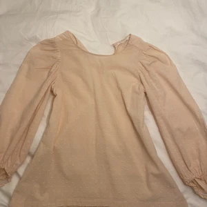 Rosa blus - Säljer en söt rosa/ beige blus. Blusen har långa ärmar och en rund halsringning. Perfekt för en fest eller middag. Skriv gärna om du vore intresserad 💗🎀