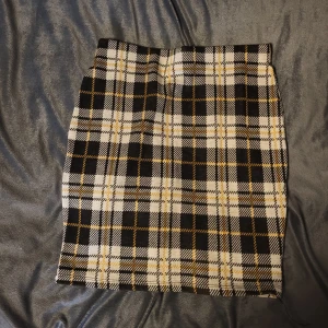 Rutig kjol från FB Sister - Kjol i storlek xs