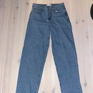 Blå baggy jeans från ASOS DESIGN - Säljer ett par blå baggy jeans från ASOS DESIGN. De har en klassisk femficksdesign och är tillverkade i denim. Perfekta för en avslappnad stil.